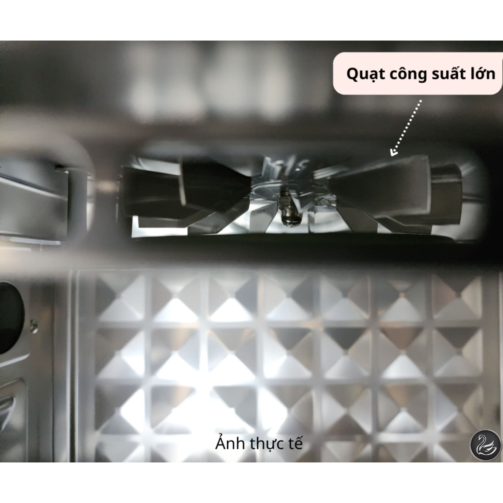 quạt công suất lớn đặt ở trên của nồi chiên